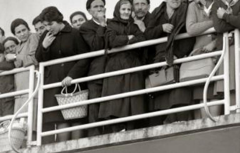 Familiares no porto de Vigo pendentes do desenvolvemento do secuestro. Vigo, 1961