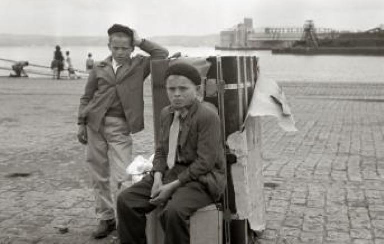 Nenos que perderon o barco. Máis tarde embarcaron no porto de Vigo. A Coruña, 1960